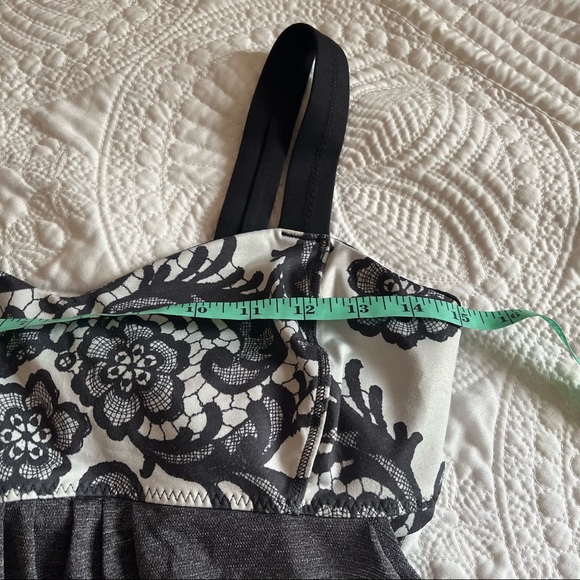LULULEMON Back On Track Tank Top Workout Black Cream Floral Lace Size 6 - Picture 7 of 12